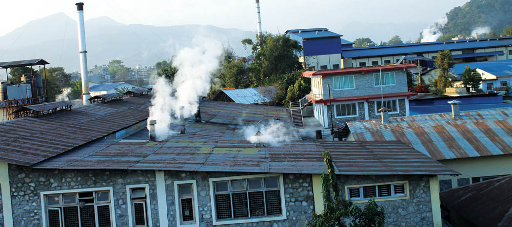 औद्योगिक क्षेत्रबाट निस्किएको धुवाँ । तस्वीर युवराज श्रेष्ठ.jpg